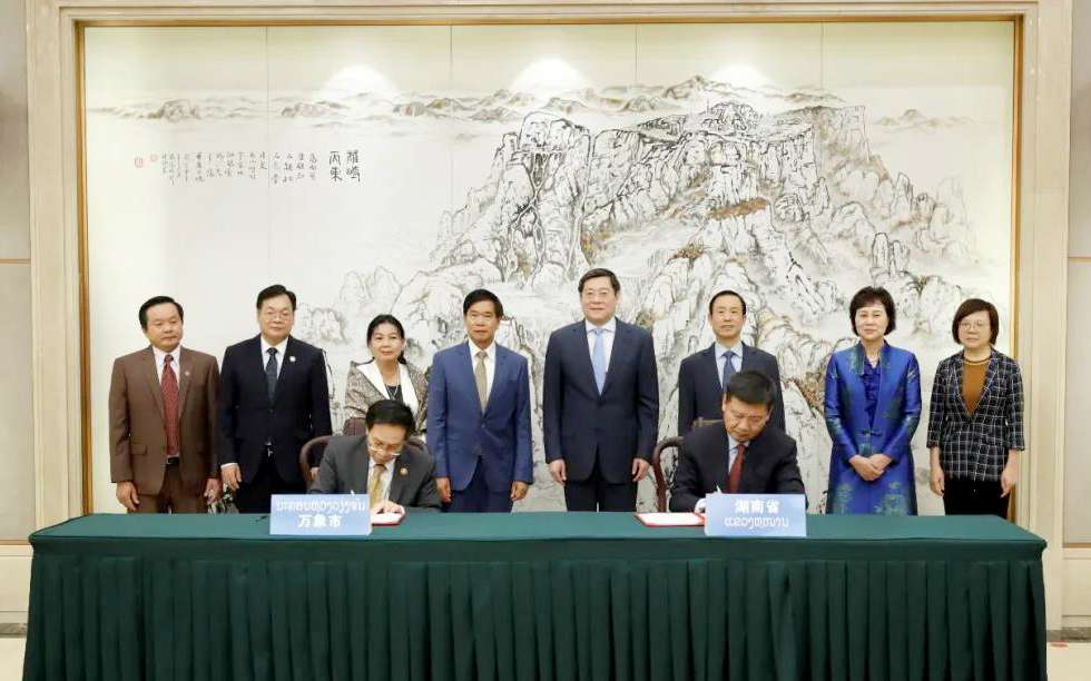 zoty中欧体育官方网站环境向老挝万象捐赠7台环卫装备，助力“一带一路”建设